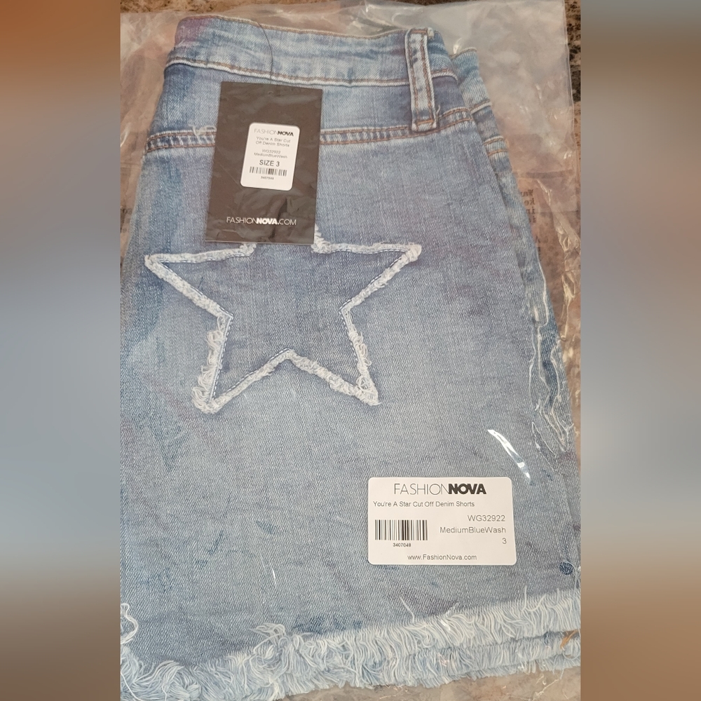 Fashion Nova- You're a Star Cut Off Denim Shorts *NWT* - Picture 10 of 10